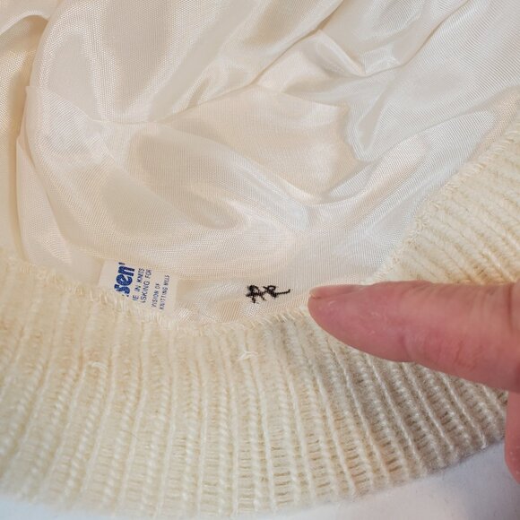 Vintage Hansen Knit Ivory Cloche Hat. 21" Circumference. - Picture 6 of 6